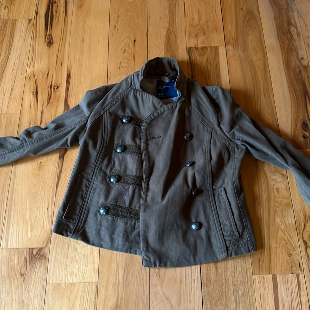 The brand is American eagle outfitters, size is MEDIUM and an army green color.